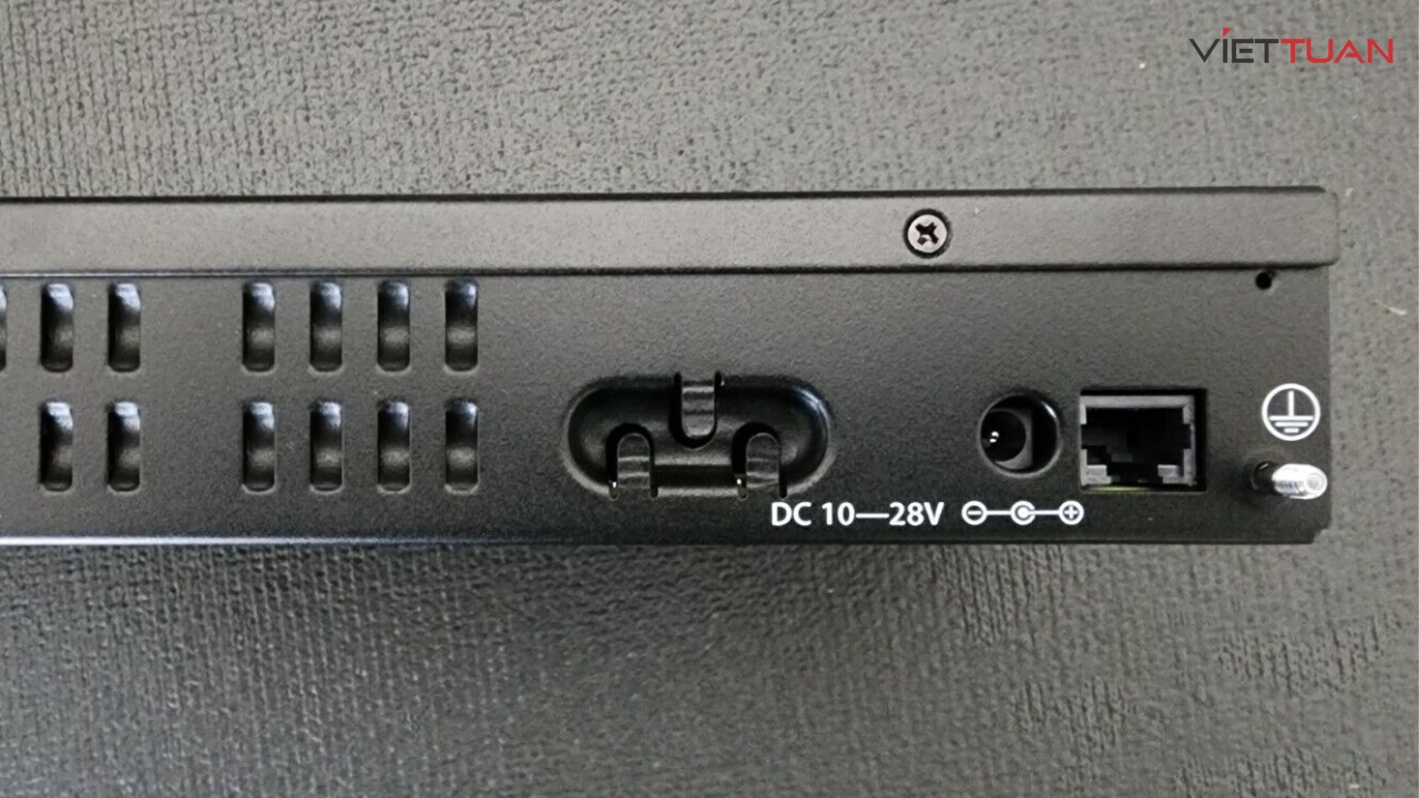 Cổng nguồn trên thiết bị Router MikroTik RB3011UiAS-RM